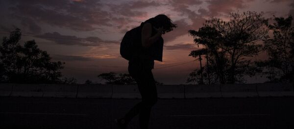 Tapachula, Chiapas. Mujer camina en la carretera México 200 rumbo al norte del país. - Sputnik Mundo