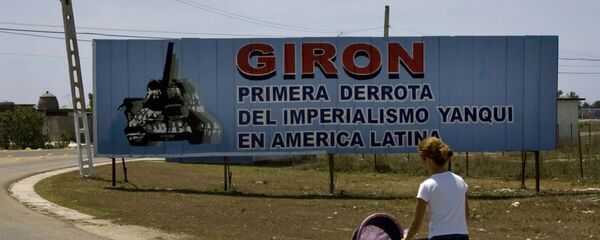 Cartel ubicado a la entrada del municipio Girón, en Matanzas, Cuba - Sputnik Mundo
