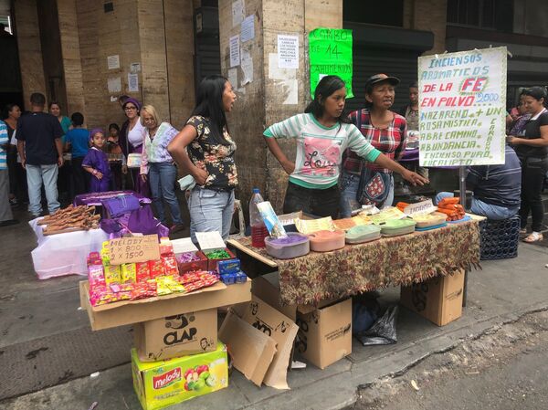 Comerciantes venden inciensos con olor a Iglesia Comerciantes venden inciensos con olor a Iglesia - Sputnik Mundo