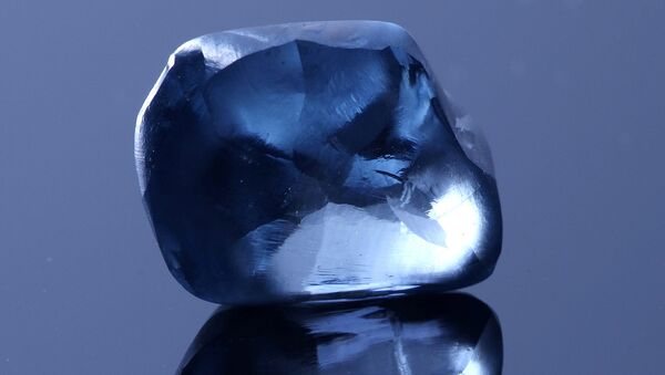 El diamante azul Okavango Blue, antes del proceso de pulido - Sputnik Mundo