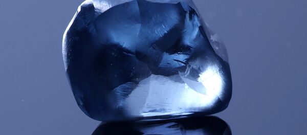 El diamante azul Okavango Blue, antes del proceso de pulido - Sputnik Mundo