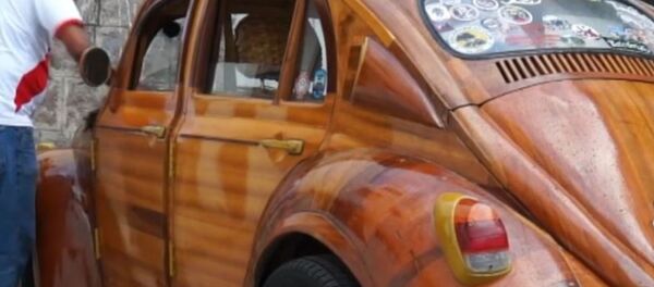 Desde Perú a Nueva York en un auto de madera: el regalo de un carpintero a su hija  - Sputnik Mundo