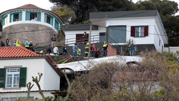 Equipos forense y de rescate tras el accidente de un autobús en Madeira, Portugal - Sputnik Mundo