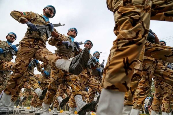 Irán celebra el Día del Ejército con un grandioso desfile - Sputnik Mundo