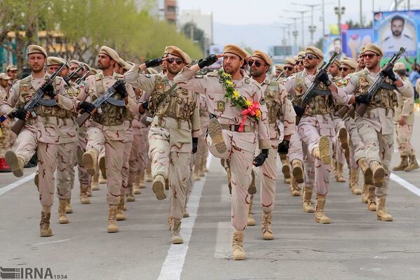 Irán celebra el Día del Ejército con un grandioso desfile - Sputnik Mundo