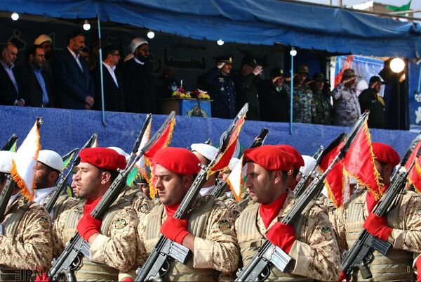 Irán celebra el Día del Ejército con un grandioso desfile - Sputnik Mundo