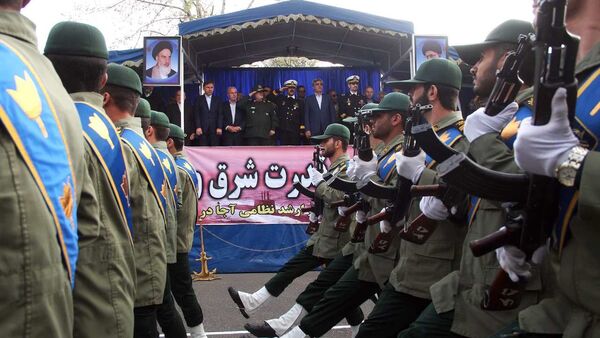 Irán celebra el Día del Ejército con un grandioso desfile - Sputnik Mundo