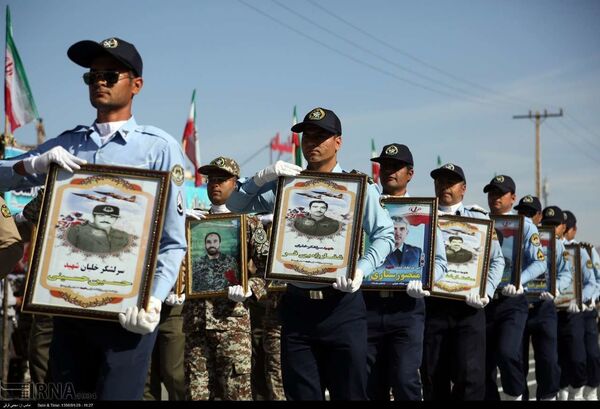 Irán celebra el Día del Ejército con un grandioso desfile - Sputnik Mundo