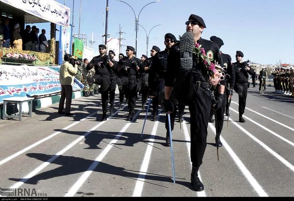 Irán celebra el Día del Ejército con un grandioso desfile - Sputnik Mundo