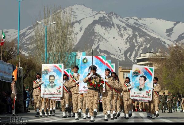 Irán celebra el Día del Ejército con un grandioso desfile - Sputnik Mundo