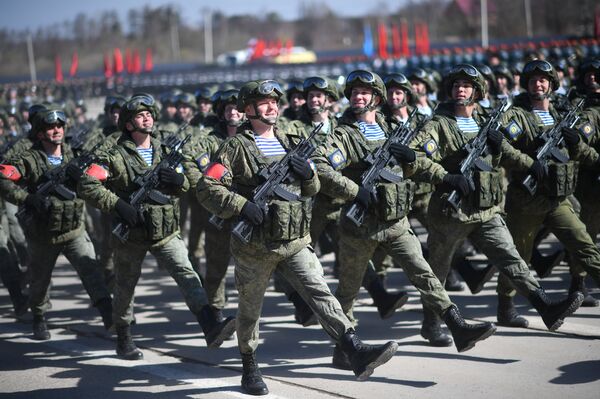 Los paracaidistas rusos participan de un ensayo del Desfile del Día de la Victoria con sus nuevos rifles de asalto AK-12 Los paracaidistas rusos participan de un ensayo del Desfile del Día de la Victoria con sus nuevos rifles de asalto AK-12 - Sputnik Mundo