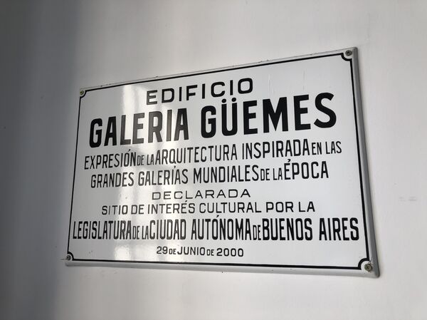 Placa en la Galería Güemes de Buenos Aires - Sputnik Mundo