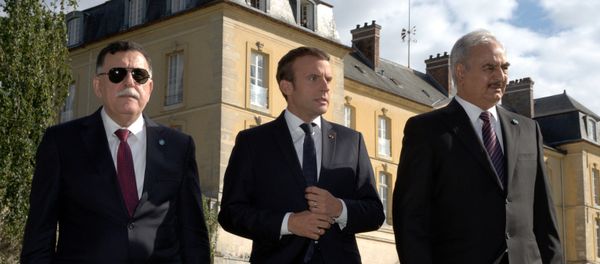 El presidente de Francia, Emmanuel Macron (centro), y el comandante del Ejército Nacional de Libia, Jalifa Haftar (derecha) El presidente de Francia, Emmanuel Macron (centro), y el comandante del Ejército Nacional de Libia, Jalifa Haftar (derecha) - Sputnik Mundo