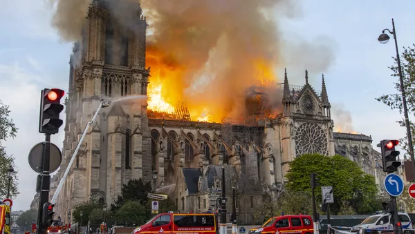 La catedral de Notre Dame de París en llamas