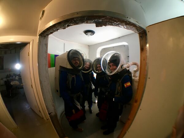 La tripulación de Natalia Larrea - Sputnik Mundo