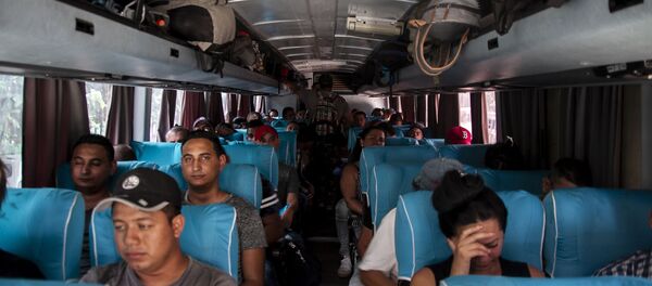 Tapachula, Chiapas. Cubanos en los autobuses que rentaron para salir en el Vía Crucis cubano a la frontera norte - Sputnik Mundo