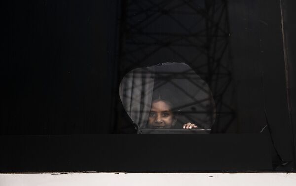 Tapachula, Chiapas. Niña en la ventana de los autobuses del Vía Crucis cubano rumbo a la frontera norte - Sputnik Mundo