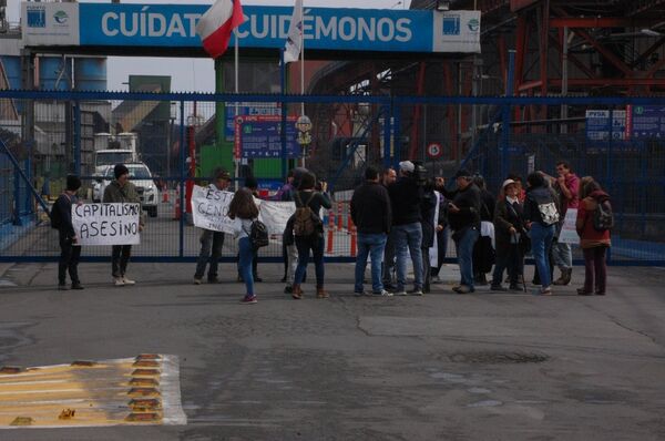 Manifestación en Ventanas, Valparaíso, Chile, contra las empresas contaminantes instaladas en el lugar Manifestación en Ventanas, Valparaíso, Chile, contra las empresas contaminantes instaladas en el lugar - Sputnik Mundo