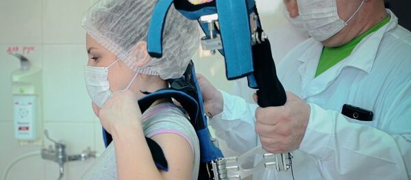 Una endocirujana se prepara para una operación con el exoesqueleto de fabricación rusa - Sputnik Mundo