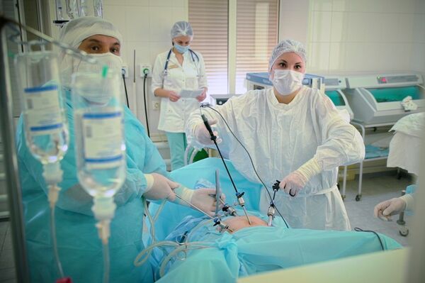 La obstetra y ginecóloga Viktoria Seikina realiza una operación utilizando el exoesqueleto fabricado por el cirujano y profesor Alexandr Vorobiov La obstetra y ginecóloga Viktoria Seikina realiza una operación utilizando el exoesqueleto fabricado por el cirujano y profesor Alexandr Vorobiov - Sputnik Mundo