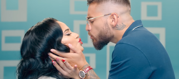 Becky G y Maluma lanzan un nuevo videoclip - Sputnik Mundo
