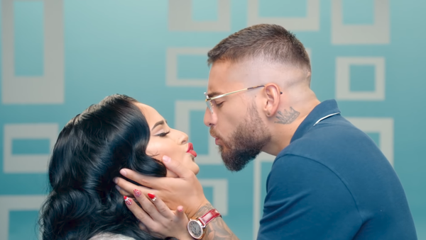 Becky G y Maluma lanzan un nuevo videoclip - Sputnik Mundo