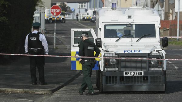 La Policía norirlandesa en el lugar del asesinato de la reportera Lyra McKee - Sputnik Mundo