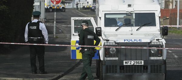 La Policía norirlandesa en el lugar del asesinato de la reportera Lyra McKee - Sputnik Mundo