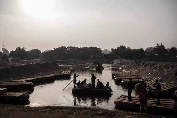 Suchiate, Chiapas: Migrantes cruzan en balsa el río Suchiate Suchiate, Chiapas: Migrantes cruzan en balsa el río Suchiate - Sputnik Mundo