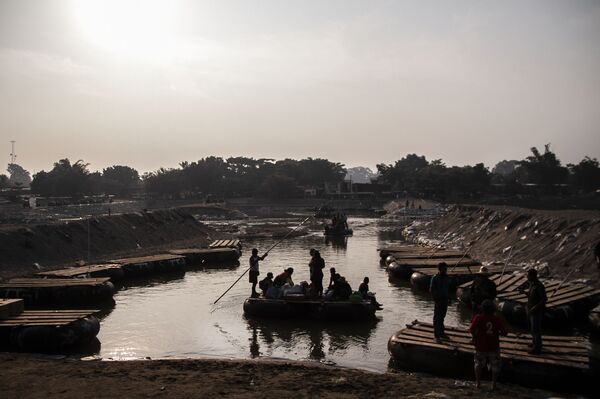 Suchiate, Chiapas: Migrantes cruzan en balsa el río Suchiate - Sputnik Mundo