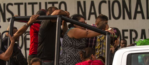 Tapachula, Chiapas: Grupo de migrantes detenidos y trasladados a la estación migratoria Siglo XXI - Sputnik Mundo