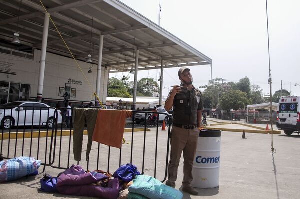 Suchiate, Chiapas: Oficial de migración en la aduana fronteriza del puente Rodolfo Robles - Sputnik Mundo