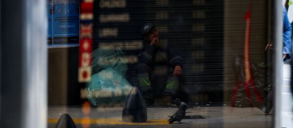 El reflejo de un hombre pidiendo limosna en la vidriera de un cambio de Buenos Aires El reflejo de un hombre pidiendo limosna en la vidriera de un cambio de Buenos Aires - Sputnik Mundo