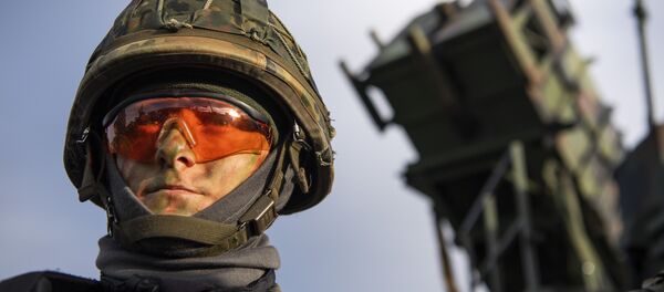 Un soldado alemán al lado del sistema estadounidense Patriot - Sputnik Mundo