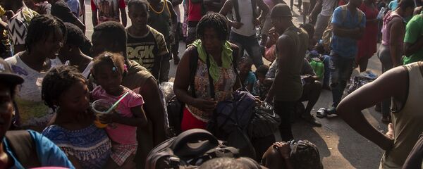 Tapachula, Chiapas: Cientos de migrantes, muchos de ellos haitianos, esperan que les resuelvan su situación migratoria en la estación Siglo XXI - Sputnik Mundo
