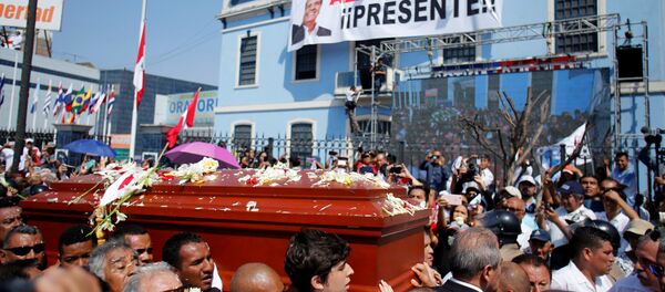 Centenares de peruanos asisten al funeral de Alan García - Sputnik Mundo