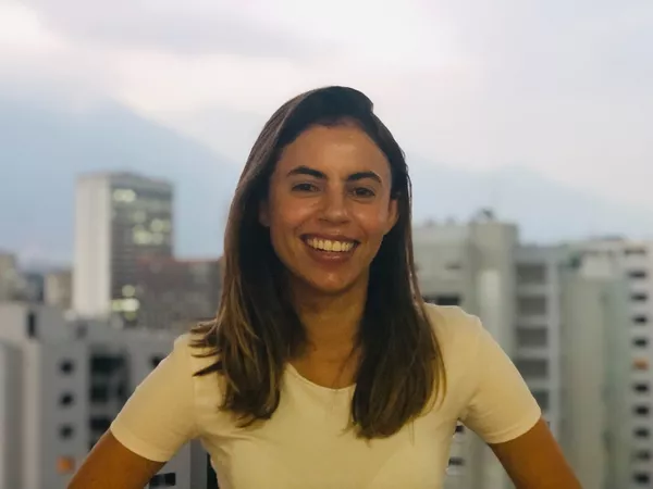 Fania es corresponsal en Caracas de Brasil de Fato y tiene una relación de amor-odio con Caracas; pero adora que en Venezuela la discusión política sea cuestión de todos los días, algo que en Brasil le falta Fania es corresponsal en Caracas de Brasil de Fato y tiene una relación de amor-odio con Caracas; pero adora que en Venezuela la discusión política sea cuestión de todos los días, algo que en Brasil le falta - Sputnik Mundo