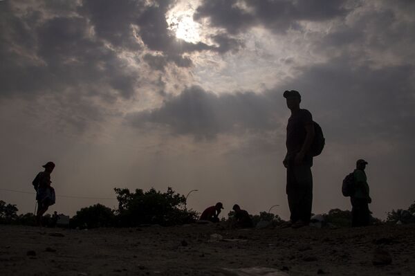 Huixtla, Chiapas: Migrantes del éxodo centroamericano descansan para seguir su camino a EEUU - Sputnik Mundo