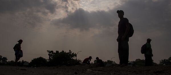 Huixtla, Chiapas: Migrantes del éxodo centroamericano descansan para seguir su camino a EEUU Huixtla, Chiapas: Migrantes del éxodo centroamericano descansan para seguir su camino a EEUU - Sputnik Mundo