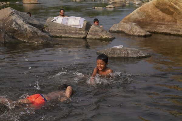 Huixtla, Chiapas: Niños del éxodo centroamericano se divierten en el rio Huixtla - Sputnik Mundo