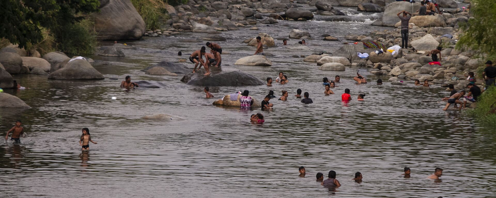 Huixtla, Chiapas: Migrantes de éxodo centroamericano se divierten antes de seguir su camino a EEUU - Sputnik Mundo, 1920, 19.04.2019