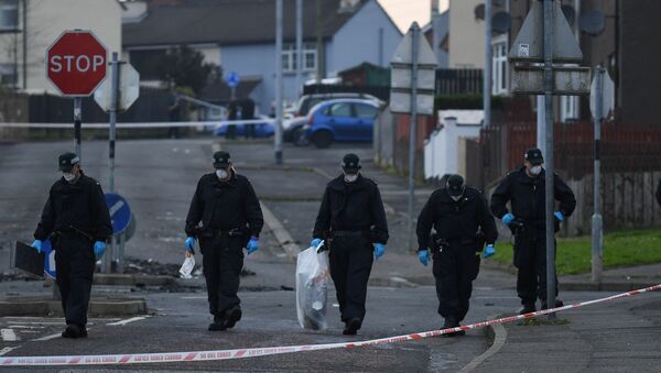 La Policía norirlandesa en el lugar del asesinato de la reportera Lyra McKee - Sputnik Mundo