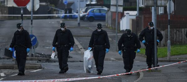 La Policía norirlandesa en el lugar del asesinato de la reportera Lyra McKee - Sputnik Mundo