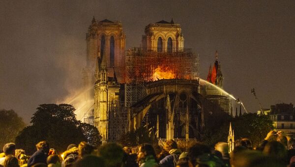 La catredral de Notre Dame en llamas - Sputnik Mundo