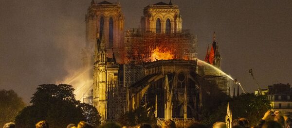 La catredral de Notre Dame en llamas - Sputnik Mundo