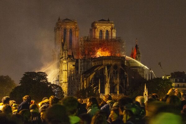 La catredral de Notre Dame en llamas La catredral de Notre Dame en llamas - Sputnik Mundo