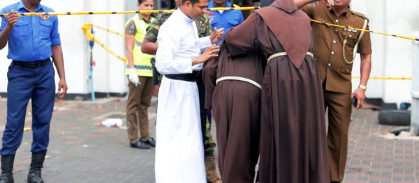 Unos sacerdotes entran en la iglesia de San Antonio de Kochchikade tras las explosiones - Sputnik Mundo