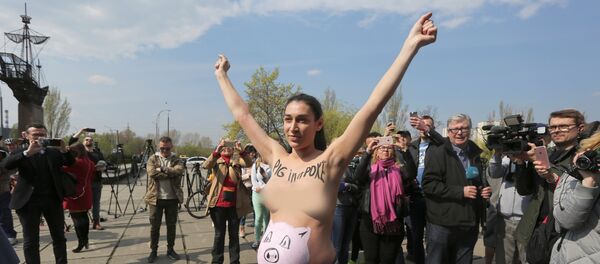 Una activista de Femen durante la segunda vuelta de las elecciones presidenciales en Ucrania - Sputnik Mundo