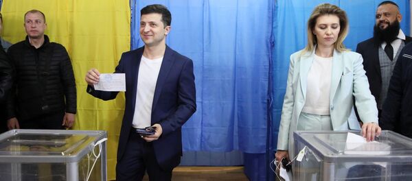 Volodímir Zelenski, candidato a la Presidencia de Ucrania, y su esposa Olena - Sputnik Mundo