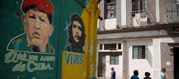 Retratos de Hugo Chávez y Che Guevara el La Habana - Sputnik Mundo